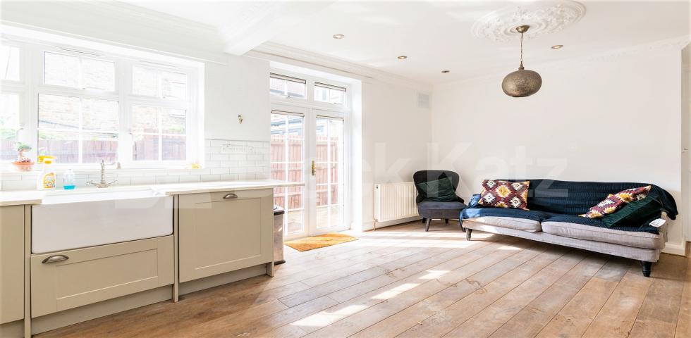 			3 Bedroom, 1 bath, 1 reception Flat			 Little Ealing Lane, South Ealing